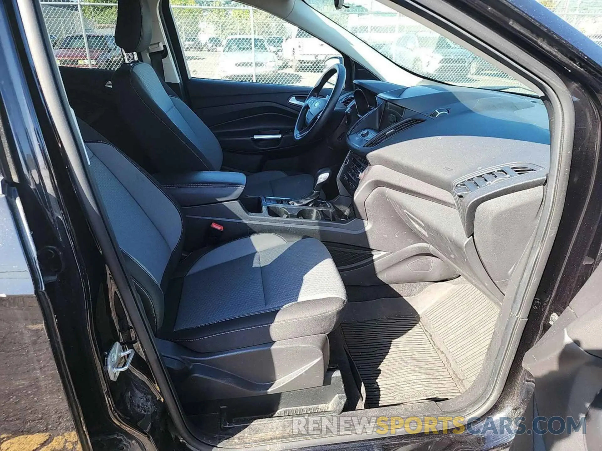 25 Photograph of a damaged car 1FMCU0GD8KUB82550 FORD ESCAPE 2019