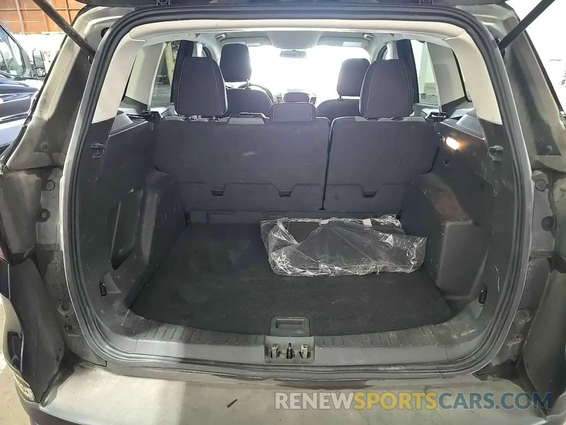 33 Photograph of a damaged car 1FMCU0GD8KUB82550 FORD ESCAPE 2019