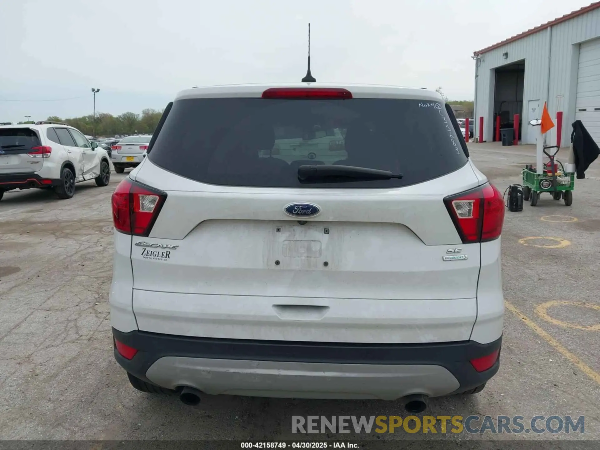 16 Photograph of a damaged car 1FMCU0GD8KUC35683 FORD ESCAPE 2019