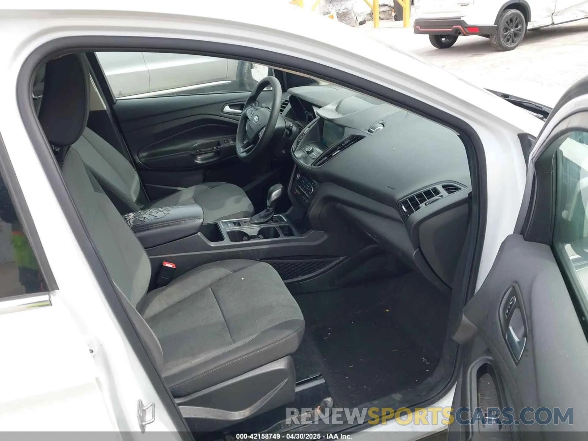 5 Photograph of a damaged car 1FMCU0GD8KUC35683 FORD ESCAPE 2019