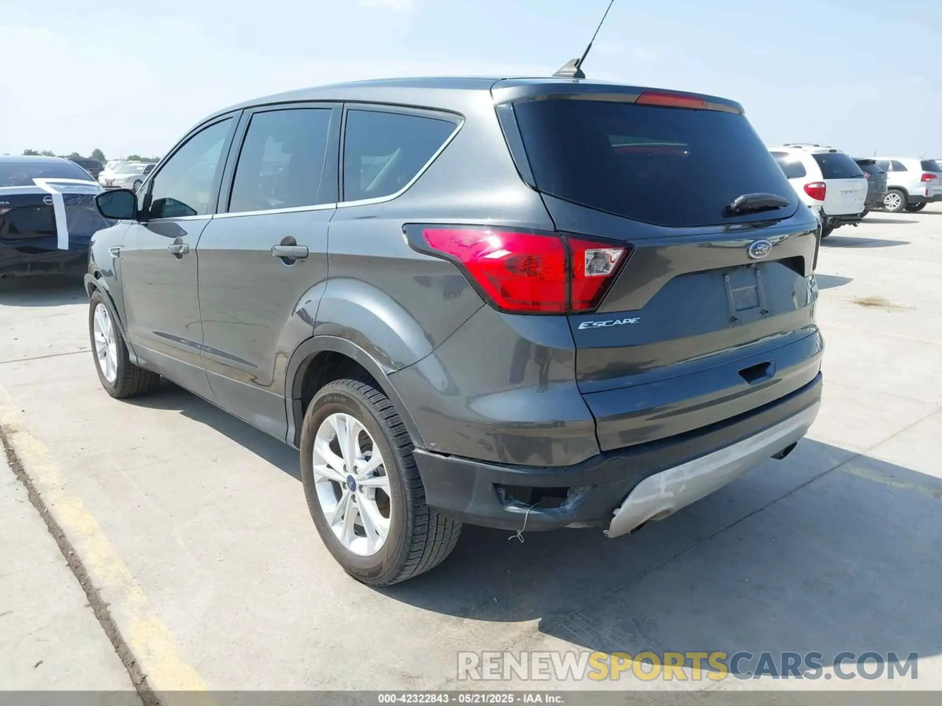 3 Фотография поврежденного автомобиля 1FMCU0GD8KUC52290 FORD ESCAPE 2019