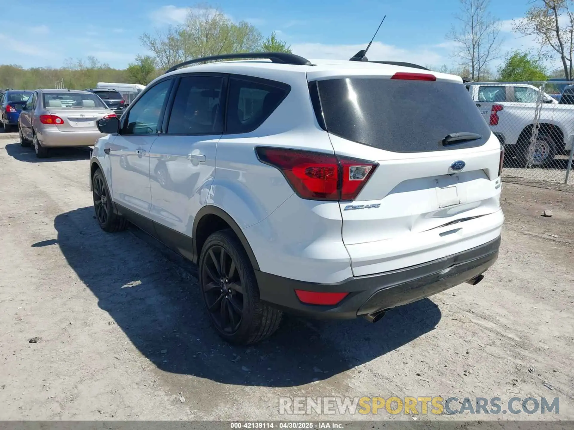 3 Фотография поврежденного автомобиля 1FMCU0GD9KUA16487 FORD ESCAPE 2019