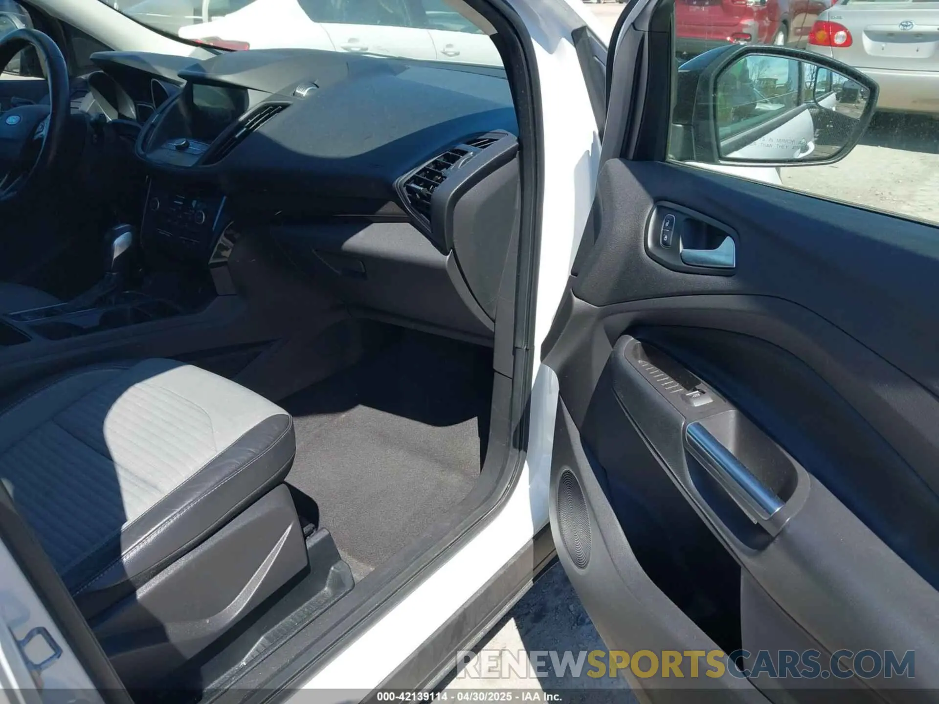 5 Фотография поврежденного автомобиля 1FMCU0GD9KUA16487 FORD ESCAPE 2019