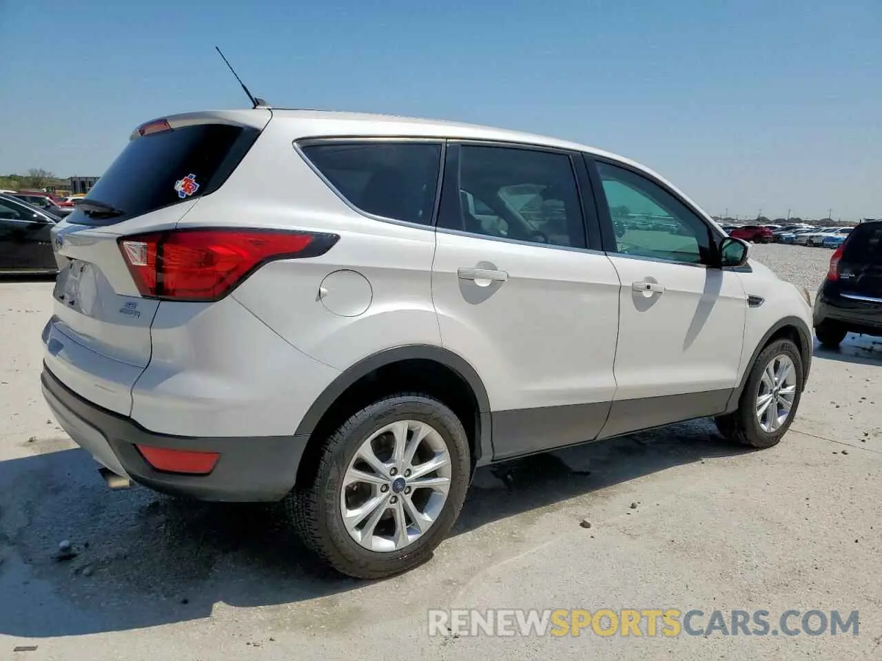 3 Photograph of a damaged car 1FMCU0GD9KUA17459 FORD ESCAPE 2019