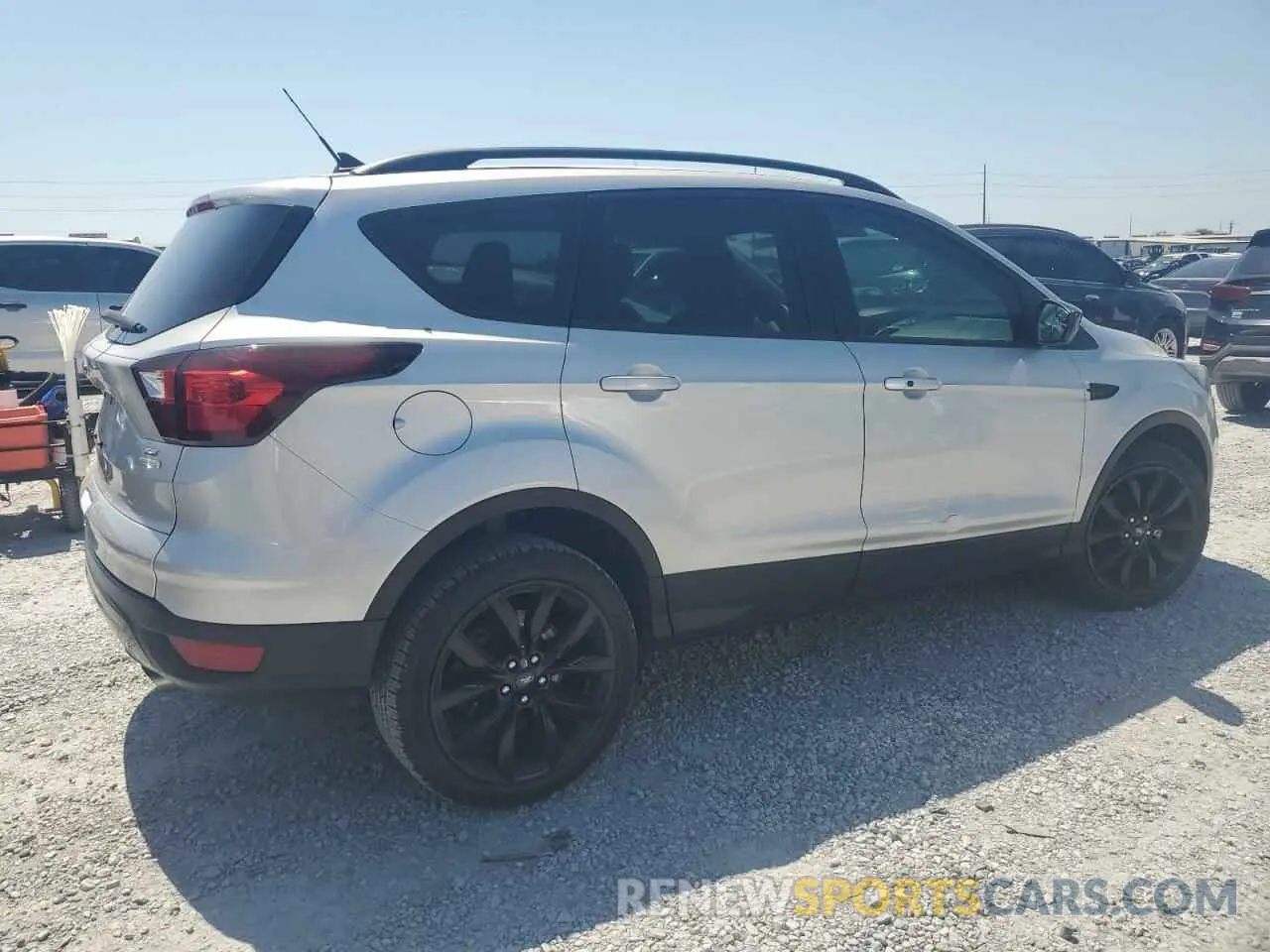 3 Фотография поврежденного автомобиля 1FMCU0GD9KUA30082 FORD ESCAPE 2019