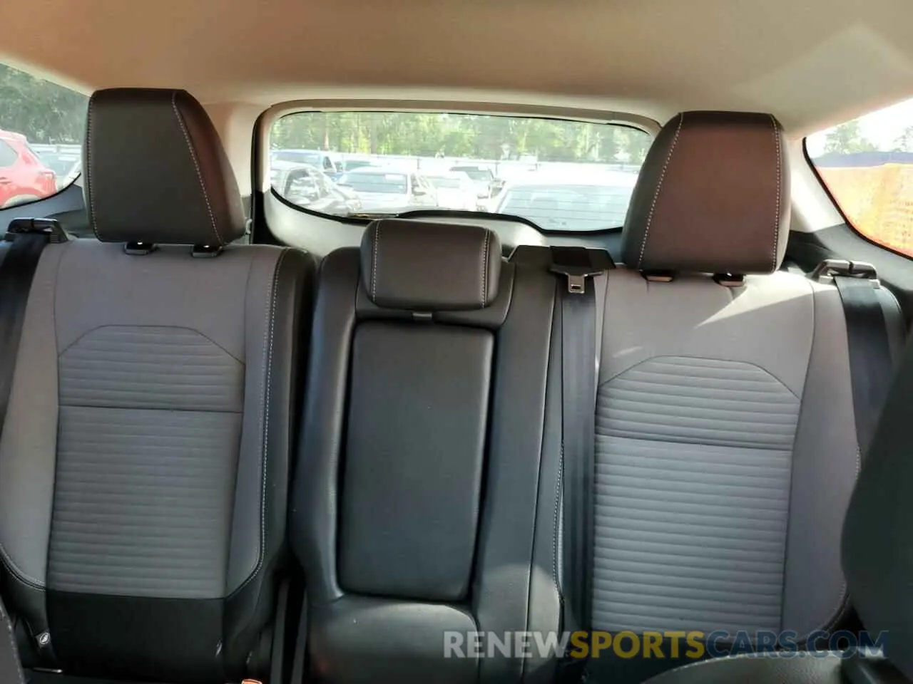 10 Photograph of a damaged car 1FMCU0GD9KUA52728 FORD ESCAPE 2019