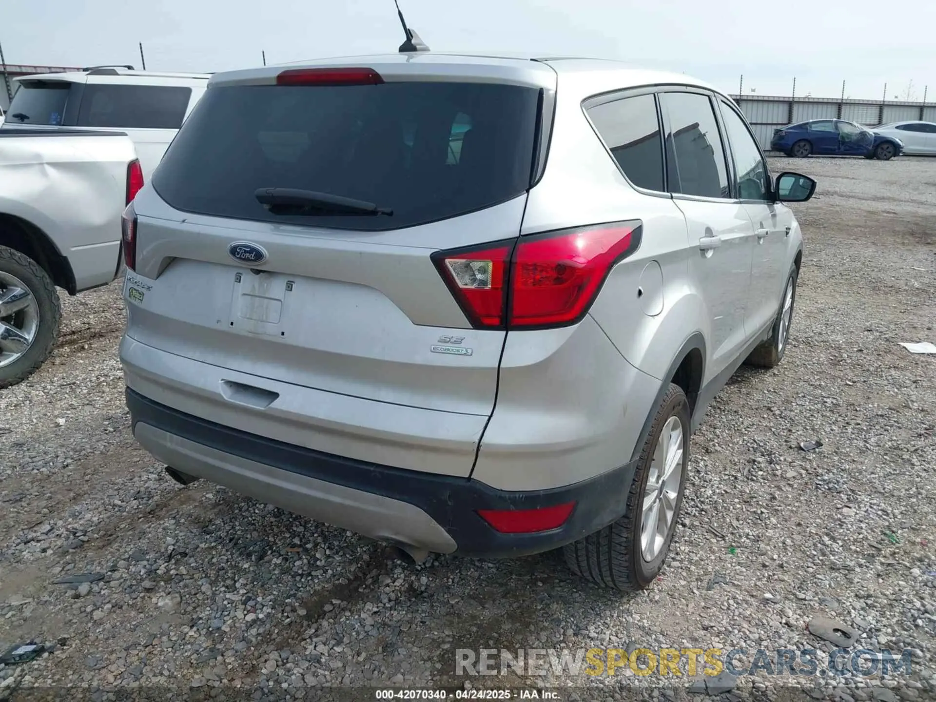 4 Фотография поврежденного автомобиля 1FMCU0GD9KUB09574 FORD ESCAPE 2019