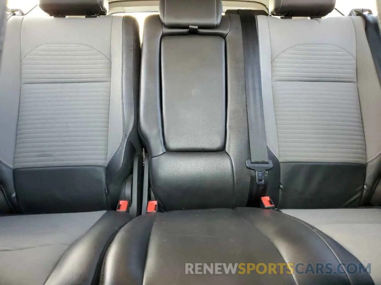 10 Photograph of a damaged car 1FMCU0GD9KUB61786 FORD ESCAPE 2019