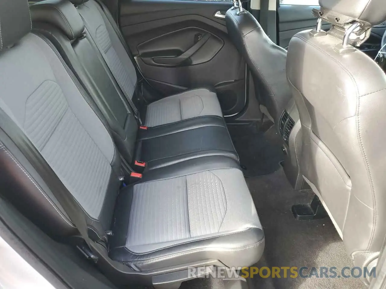 11 Photograph of a damaged car 1FMCU0GD9KUB61786 FORD ESCAPE 2019