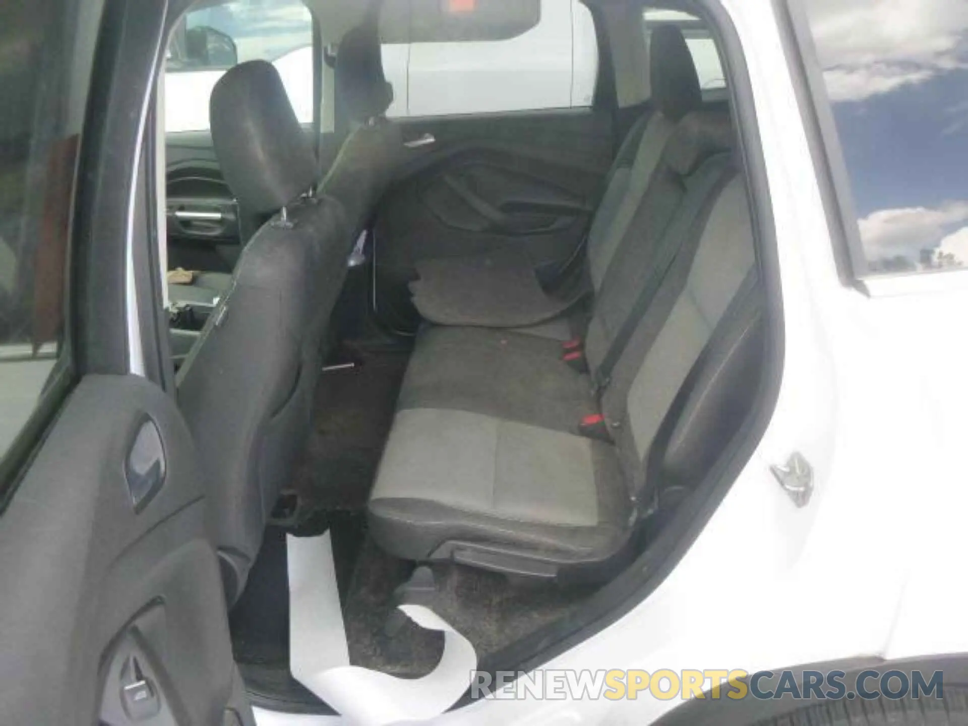 4 Фотография поврежденного автомобиля 1FMCU0GD9KUB82377 FORD ESCAPE 2019