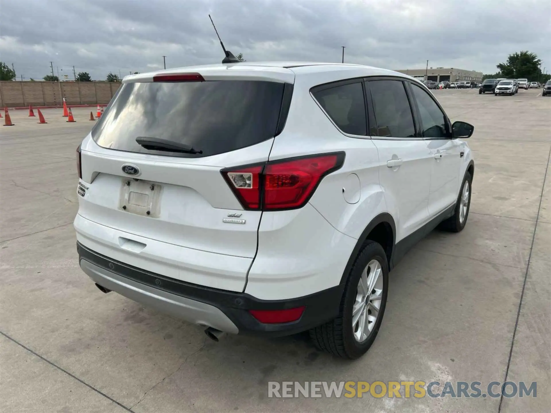 4 Photograph of a damaged car 1FMCU0GD9KUC52668 FORD ESCAPE 2019