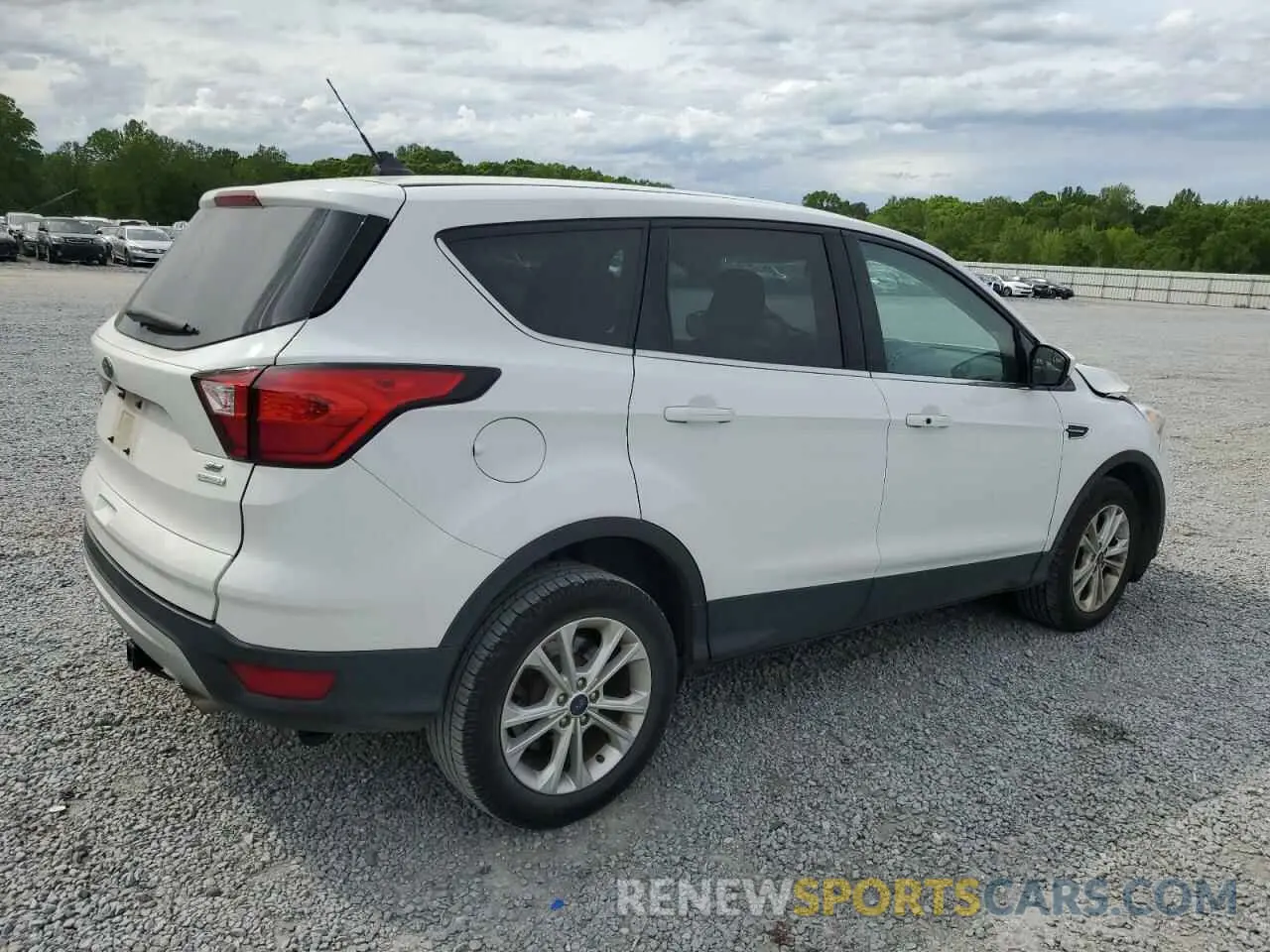 3 Фотография поврежденного автомобиля 1FMCU0GDXKUB94201 FORD ESCAPE 2019