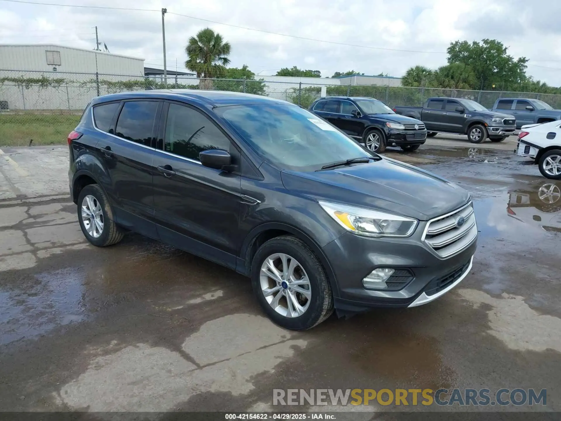 1 Photograph of a damaged car 1FMCU0GDXKUB95350 FORD ESCAPE 2019