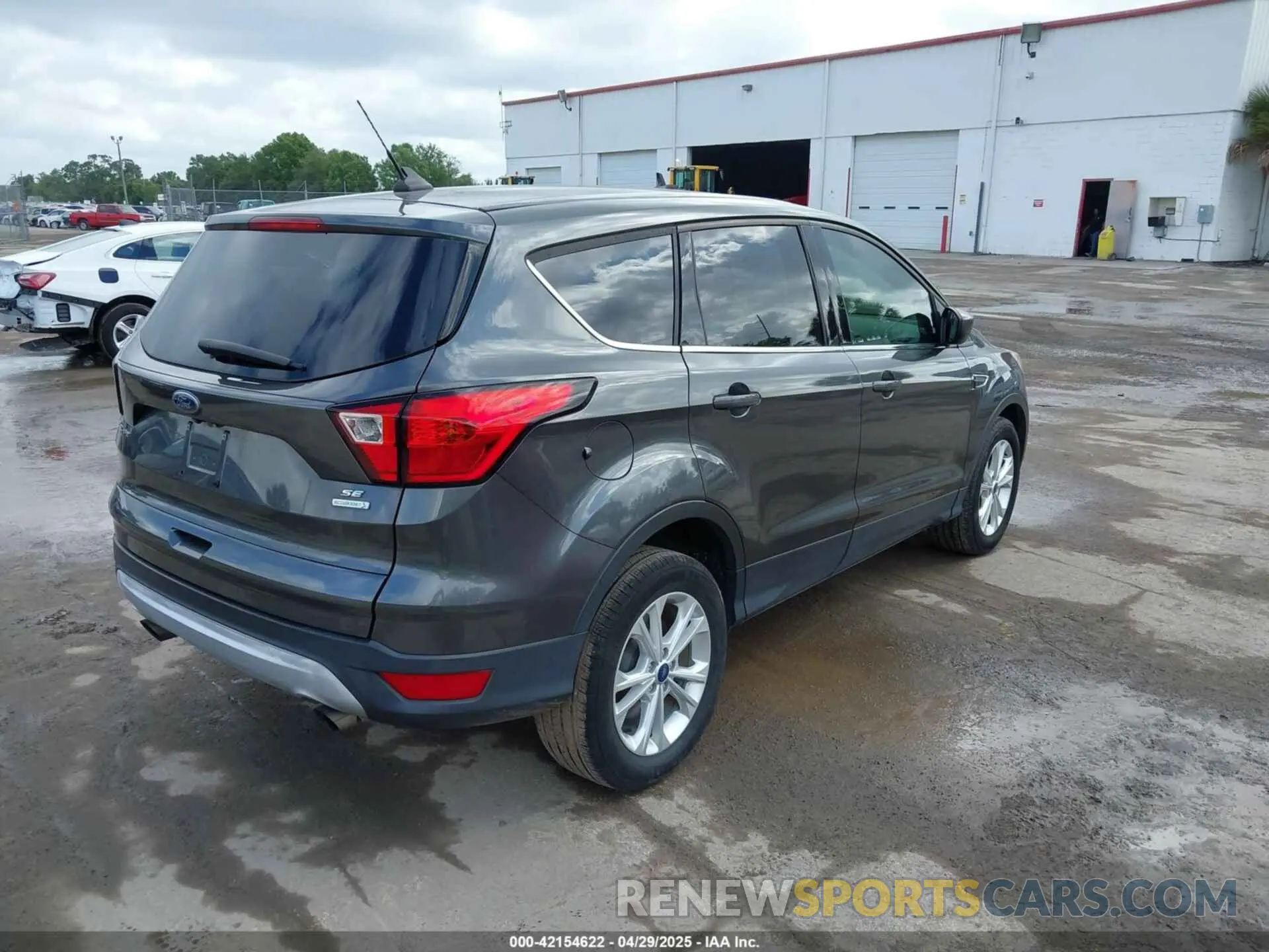 4 Photograph of a damaged car 1FMCU0GDXKUB95350 FORD ESCAPE 2019