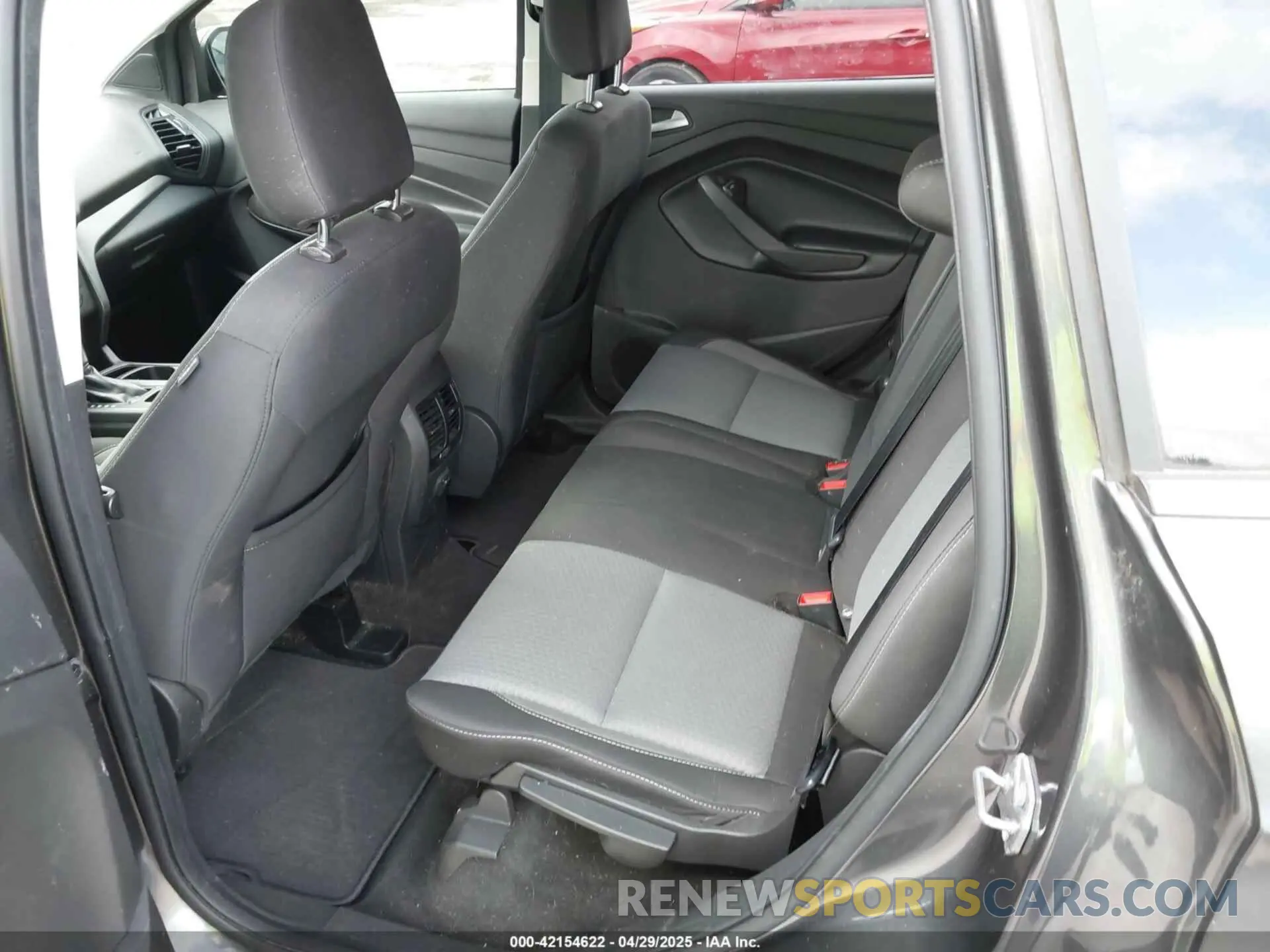 8 Photograph of a damaged car 1FMCU0GDXKUB95350 FORD ESCAPE 2019