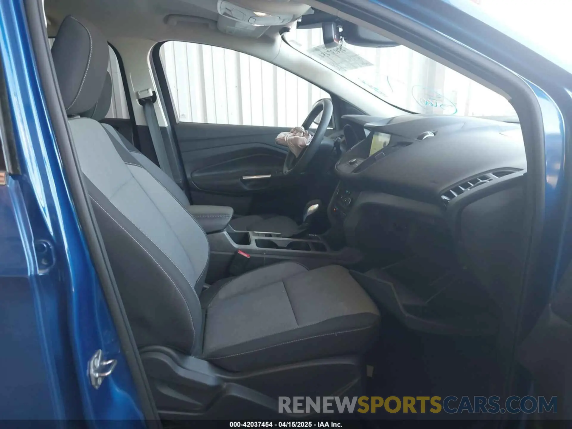 5 Photograph of a damaged car 1FMCU0GDXKUC52548 FORD ESCAPE 2019