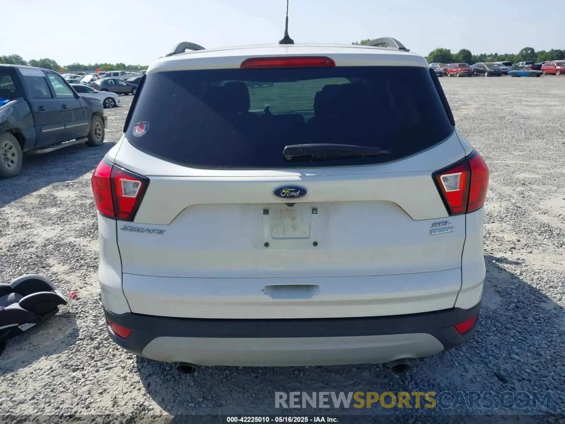 16 Photograph of a damaged car 1FMCU0HD1KUB76409 FORD ESCAPE 2019