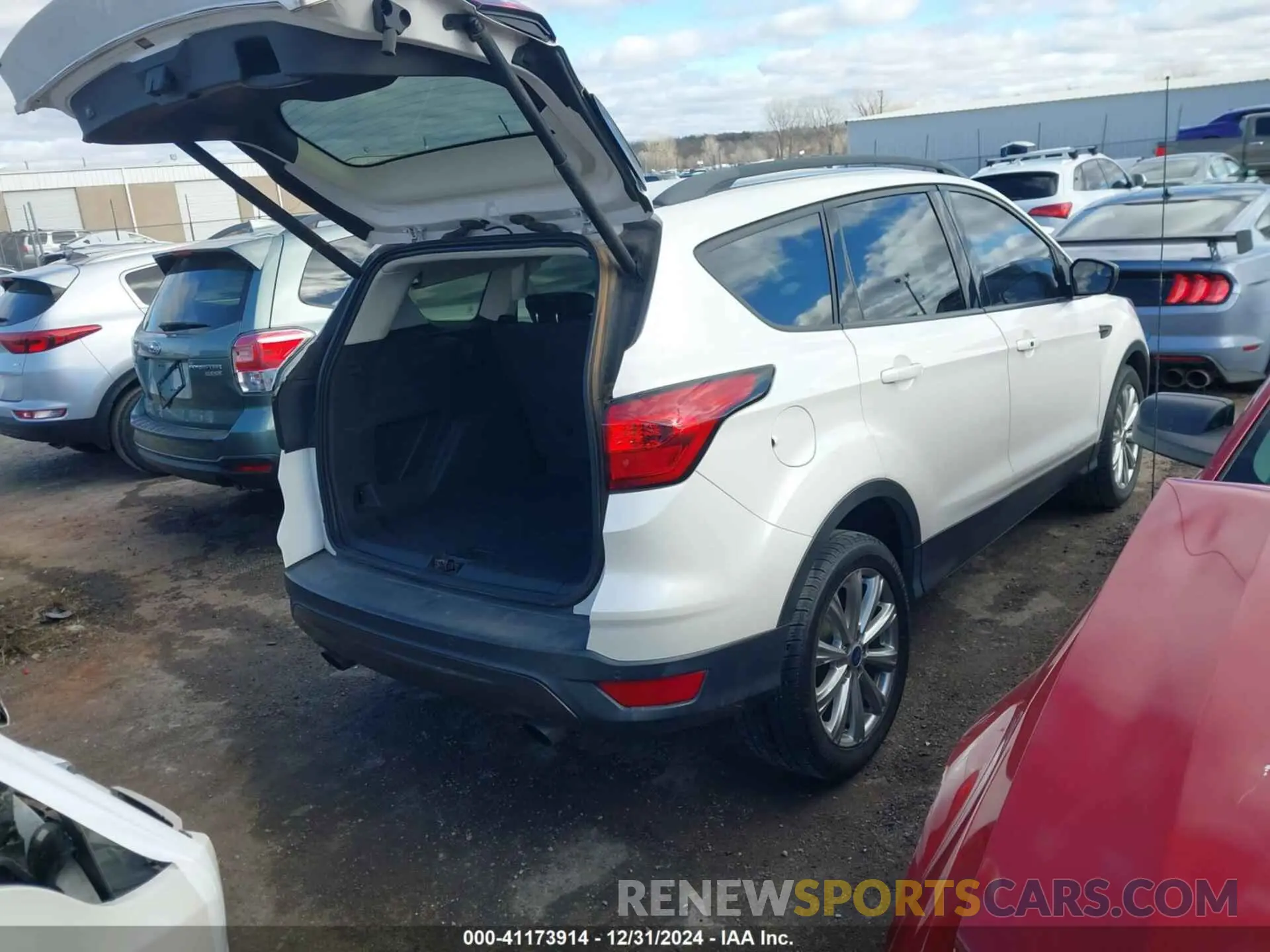 4 Фотография поврежденного автомобиля 1FMCU0HD1KUC52839 FORD ESCAPE 2019