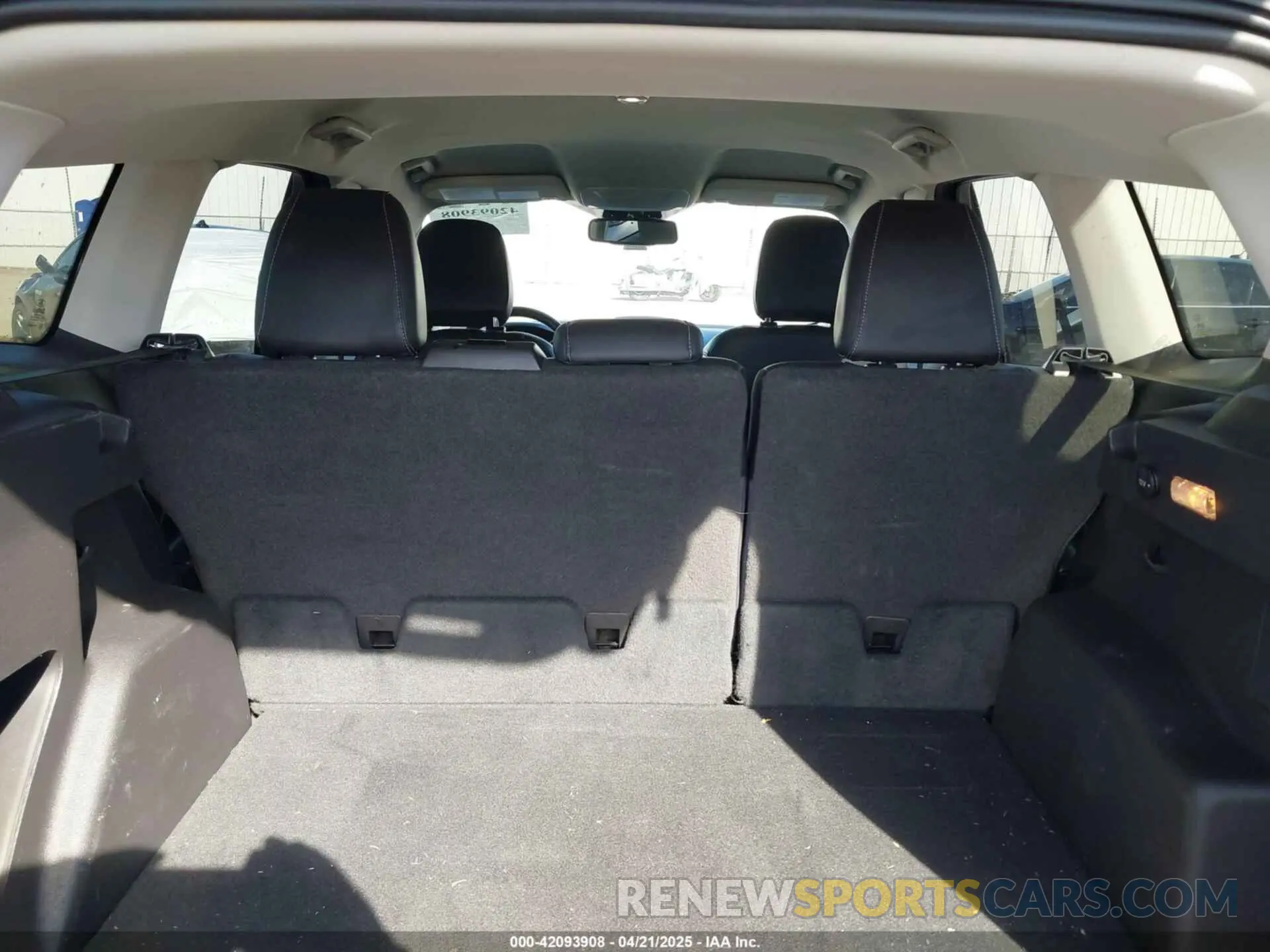 17 Photograph of a damaged car 1FMCU0HD2KUC52834 FORD ESCAPE 2019
