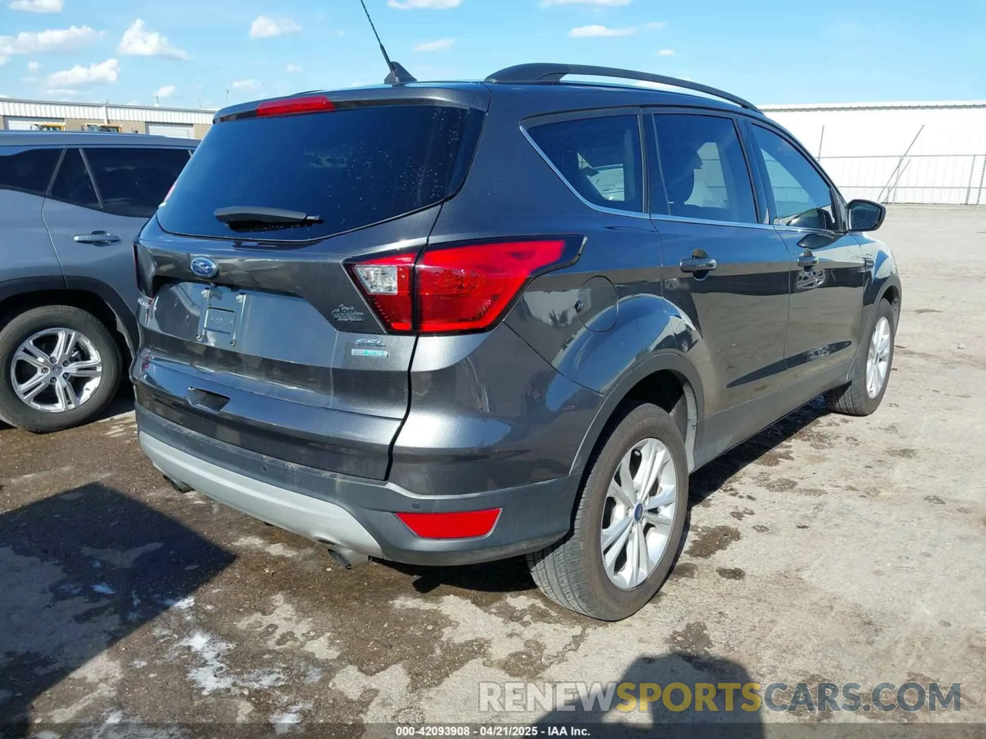 4 Photograph of a damaged car 1FMCU0HD2KUC52834 FORD ESCAPE 2019