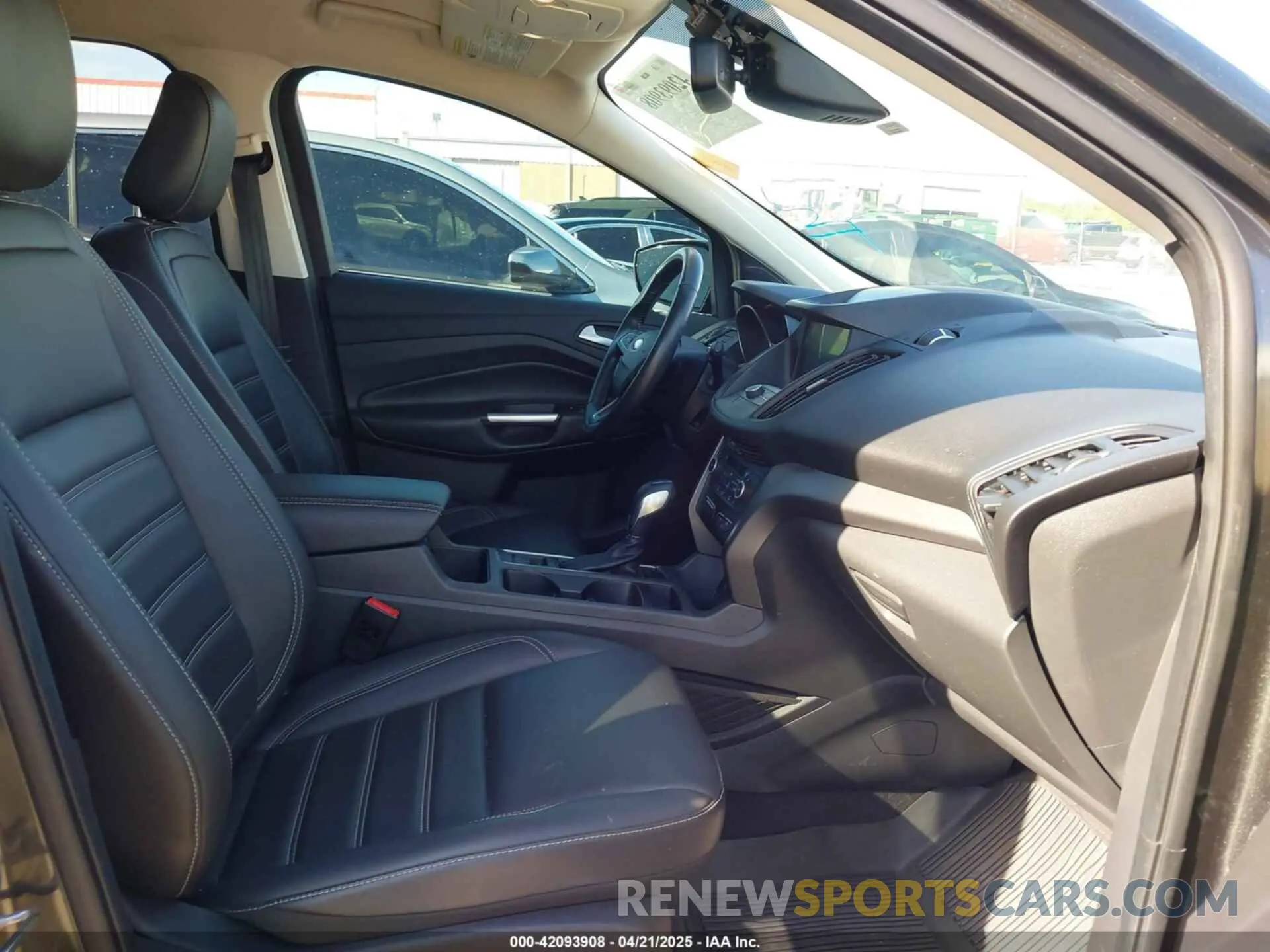 5 Photograph of a damaged car 1FMCU0HD2KUC52834 FORD ESCAPE 2019