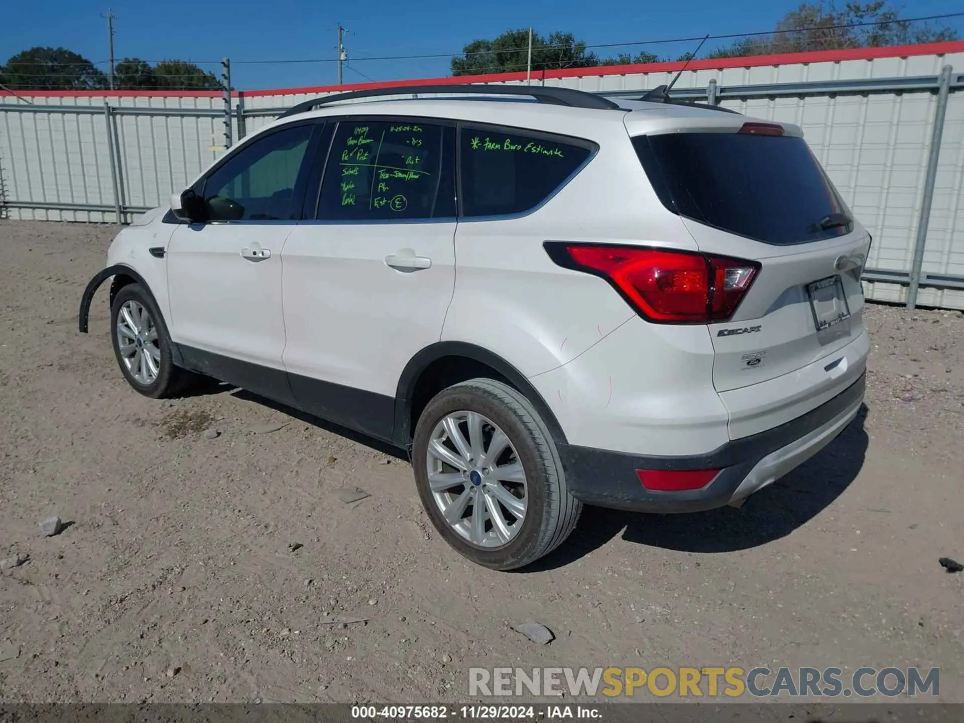 3 Фотография поврежденного автомобиля 1FMCU0HD3KUB94667 FORD ESCAPE 2019