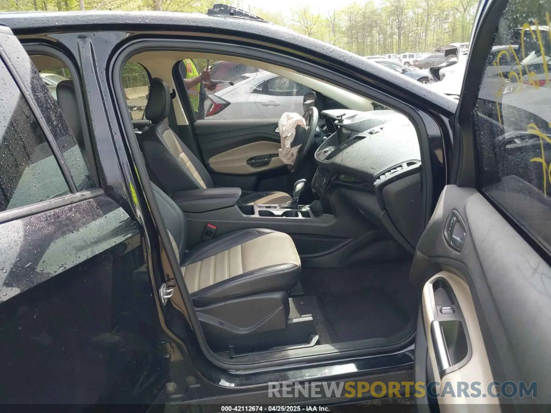 5 Photograph of a damaged car 1FMCU0HD3KUC47335 FORD ESCAPE 2019