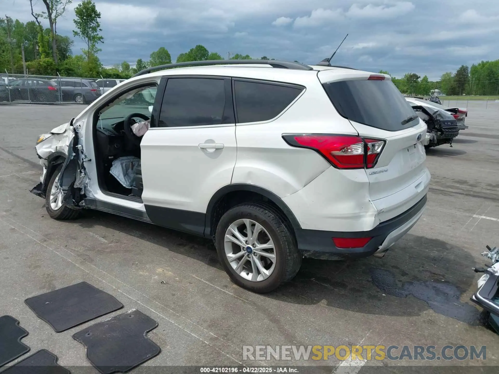3 Фотография поврежденного автомобиля 1FMCU0HD5KUB20523 FORD ESCAPE 2019