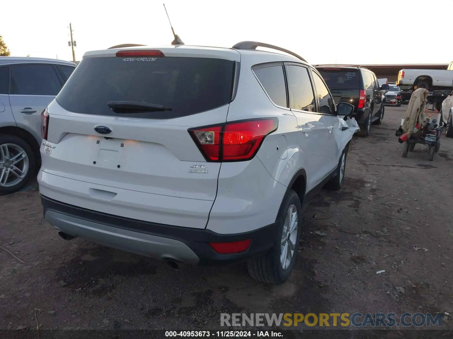 4 Photograph of a damaged car 1FMCU0HD6KUB01222 FORD ESCAPE 2019