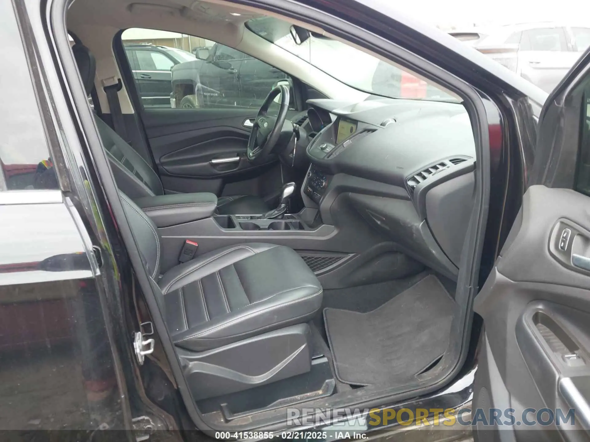 5 Photograph of a damaged car 1FMCU0HD7KUB00659 FORD ESCAPE 2019