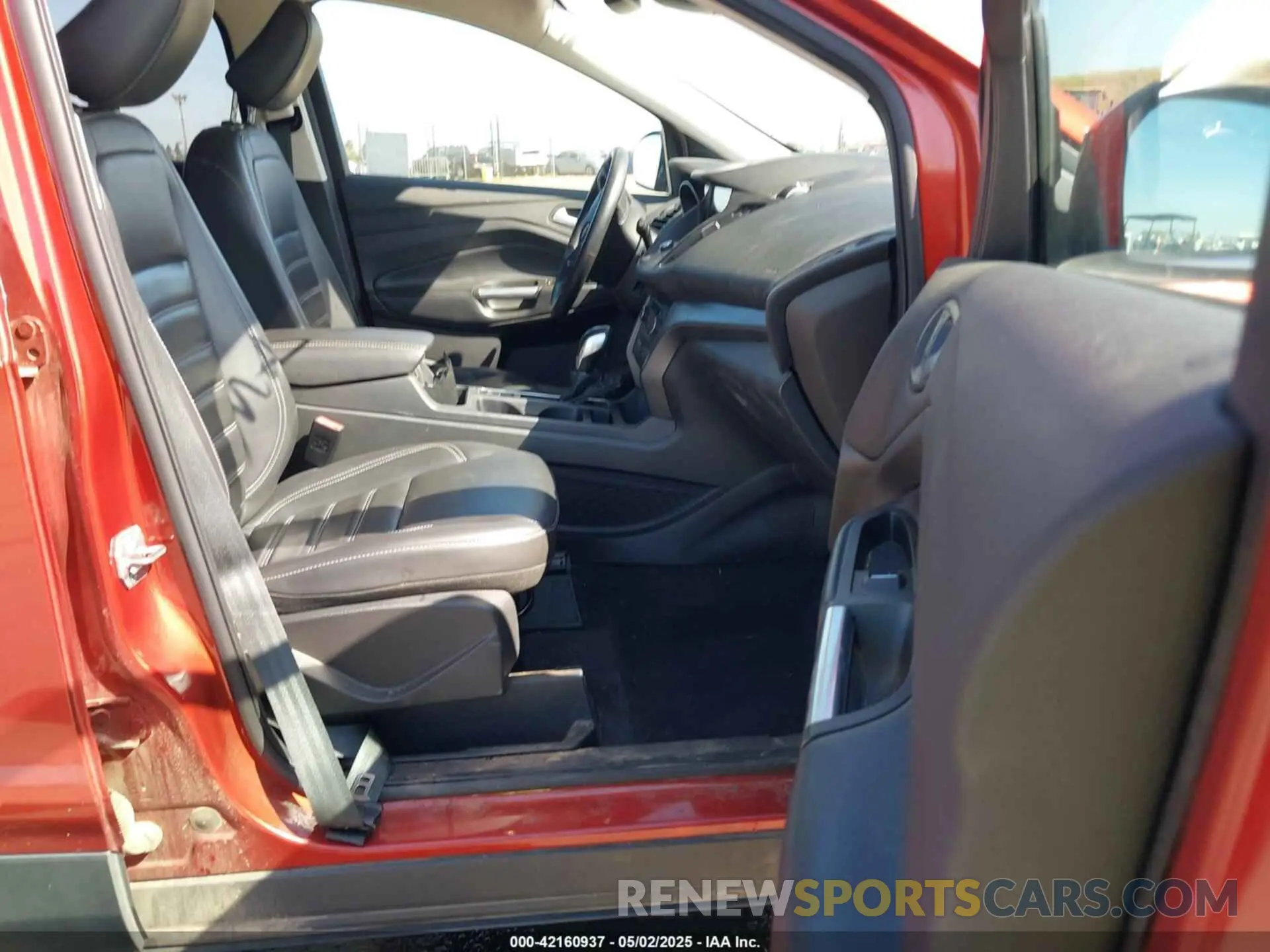 5 Photograph of a damaged car 1FMCU0HD8KUB65164 FORD ESCAPE 2019