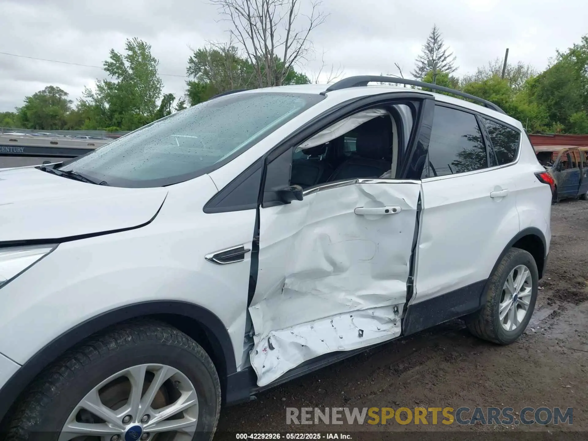 6 Photograph of a damaged car 1FMCU0HDXKUA77863 FORD ESCAPE 2019