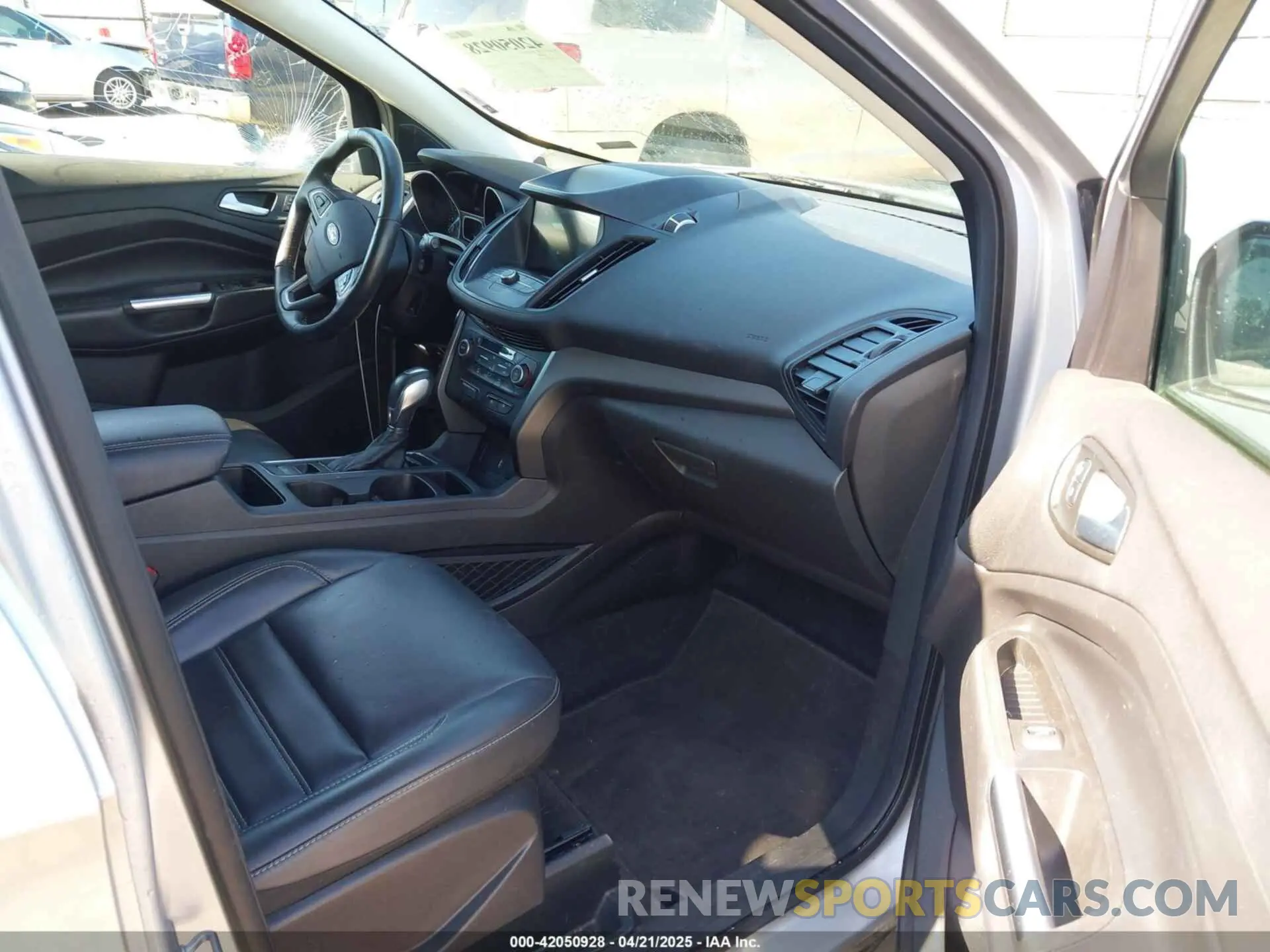 5 Photograph of a damaged car 1FMCU0HDXKUC08077 FORD ESCAPE 2019