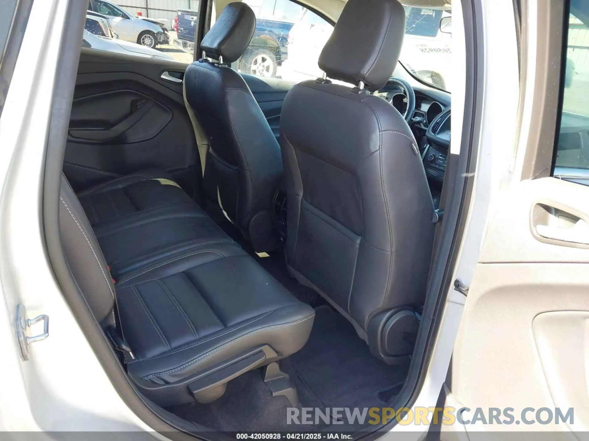 8 Photograph of a damaged car 1FMCU0HDXKUC08077 FORD ESCAPE 2019