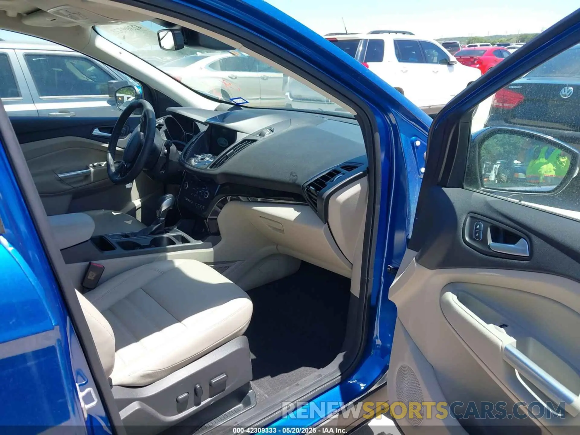 5 Photograph of a damaged car 1FMCU0J96KUC34410 FORD ESCAPE 2019