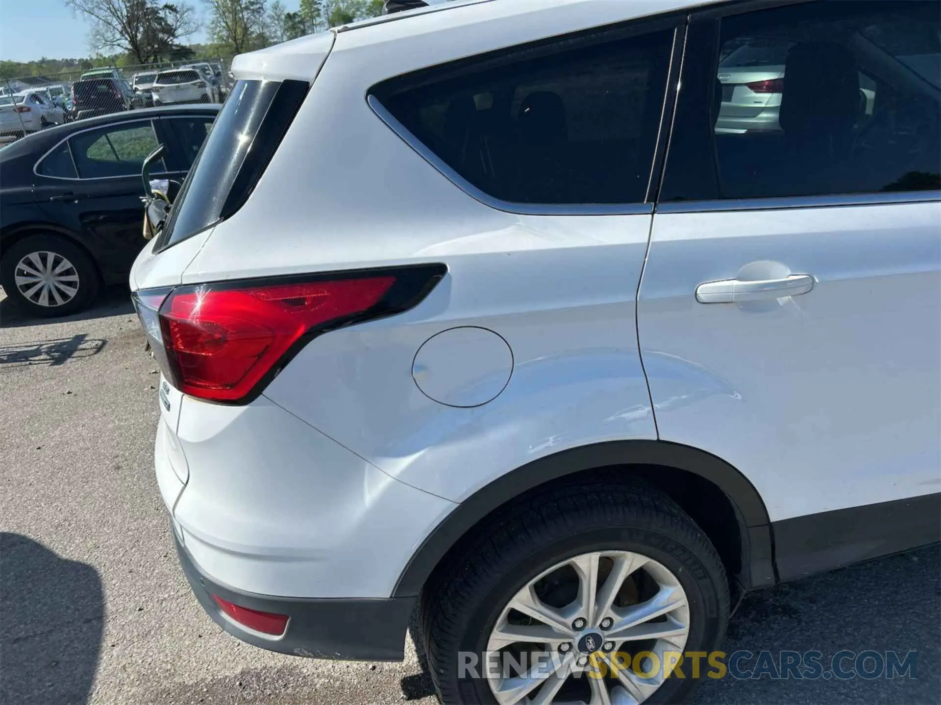 33 Фотография поврежденного автомобиля 1FMCU9G90KUB65290 FORD ESCAPE 2019