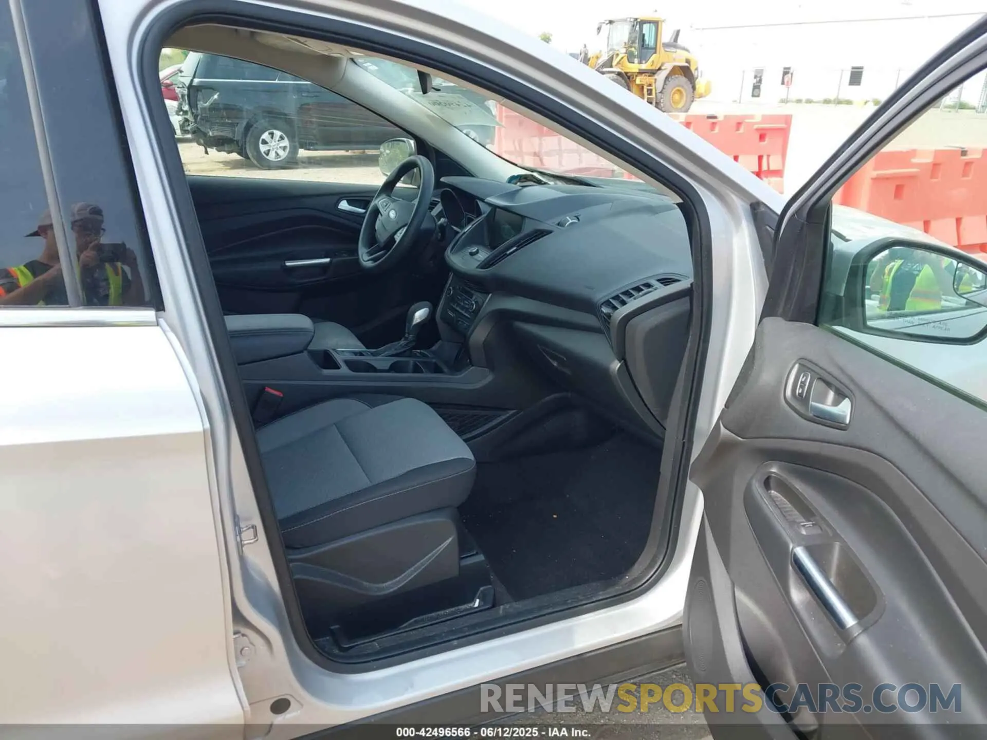 5 Photograph of a damaged car 1FMCU9GD0KUA98372 FORD ESCAPE 2019