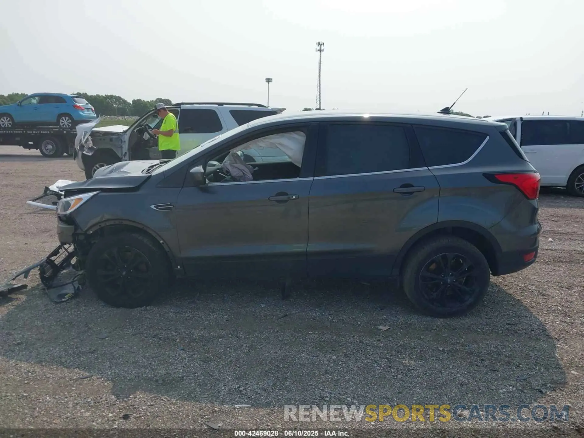 14 Photograph of a damaged car 1FMCU9GD1KUC21855 FORD ESCAPE 2019