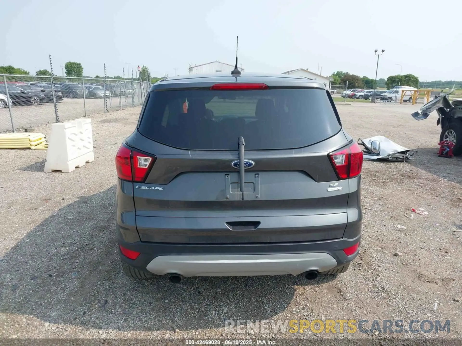 16 Photograph of a damaged car 1FMCU9GD1KUC21855 FORD ESCAPE 2019