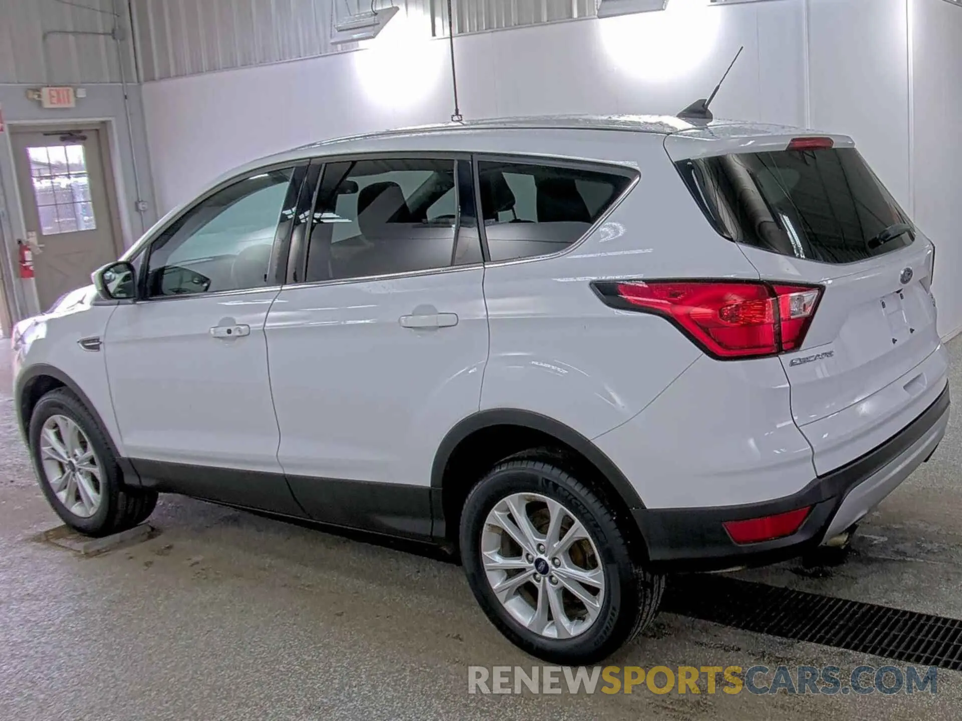10 Photograph of a damaged car 1FMCU9GD2KUC07799 FORD ESCAPE 2019