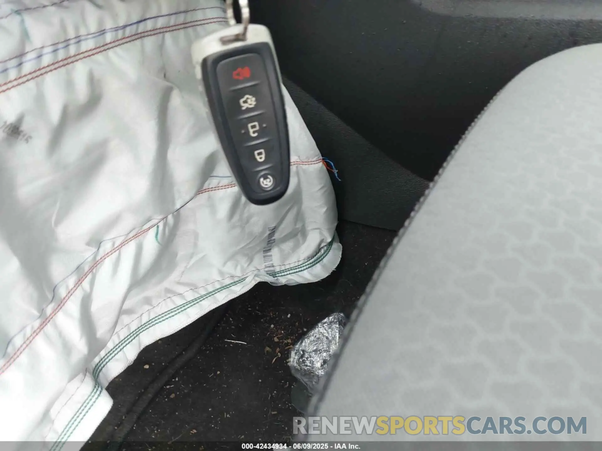 11 Photograph of a damaged car 1FMCU9GD3KUA72817 FORD ESCAPE 2019