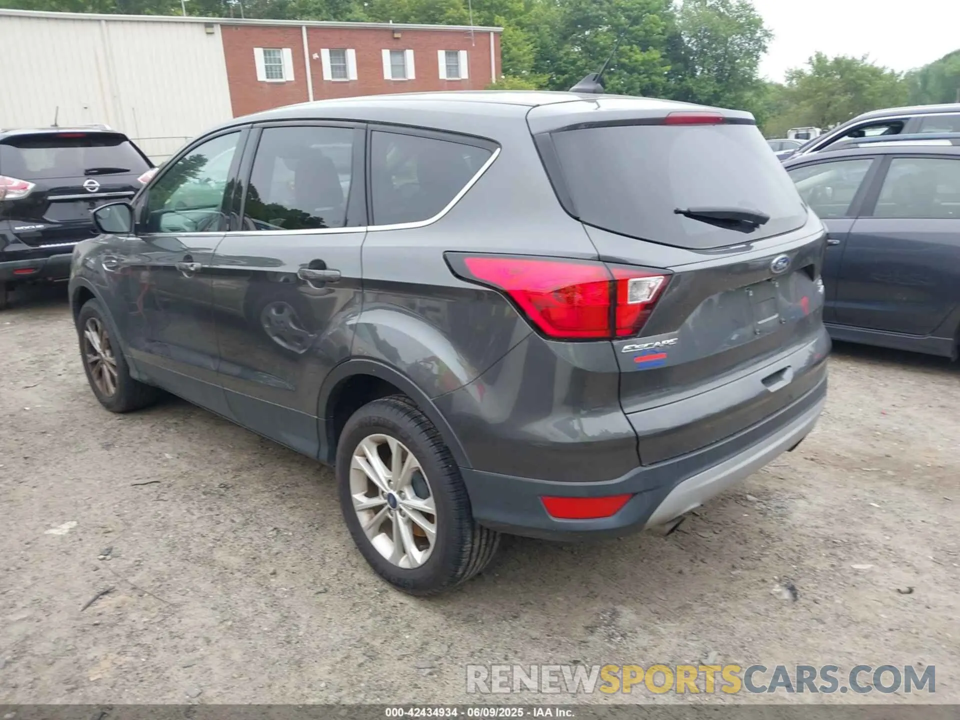 3 Photograph of a damaged car 1FMCU9GD3KUA72817 FORD ESCAPE 2019