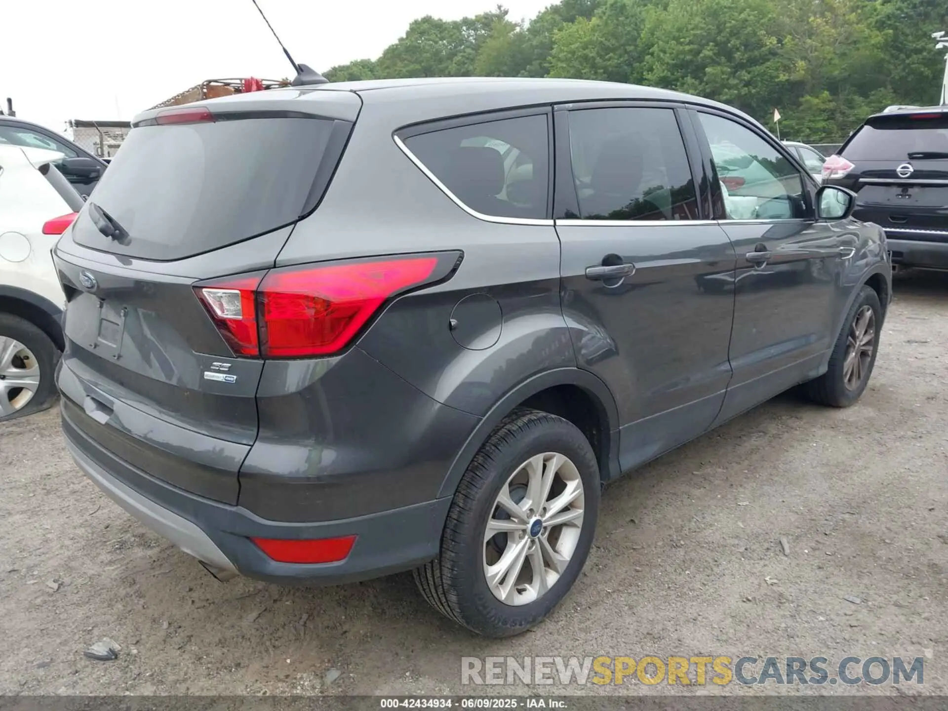 4 Photograph of a damaged car 1FMCU9GD3KUA72817 FORD ESCAPE 2019