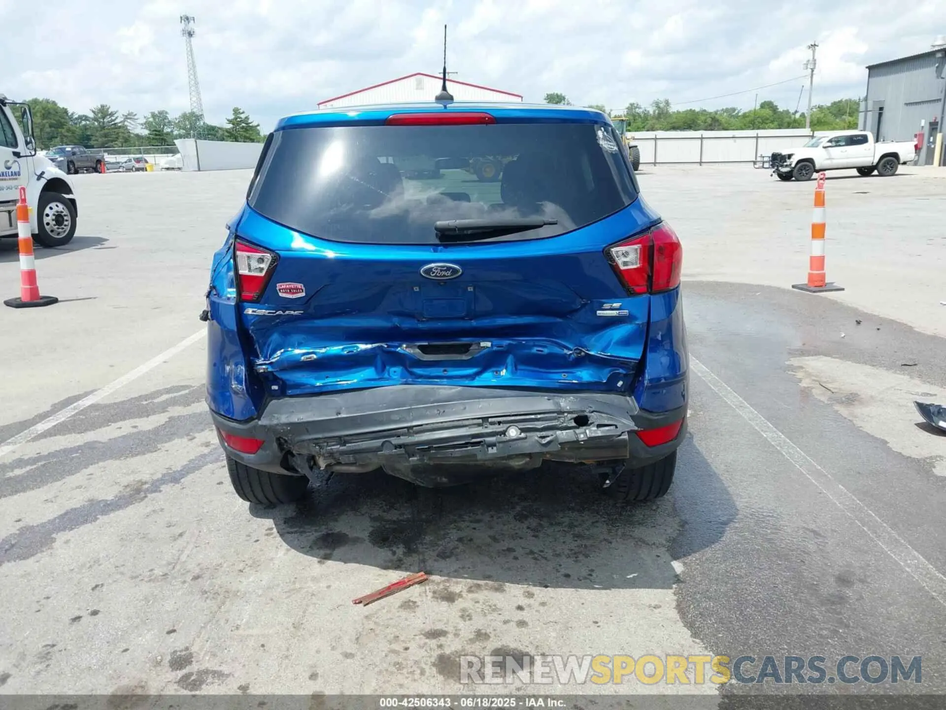 17 Photograph of a damaged car 1FMCU9GD3KUA98088 FORD ESCAPE 2019
