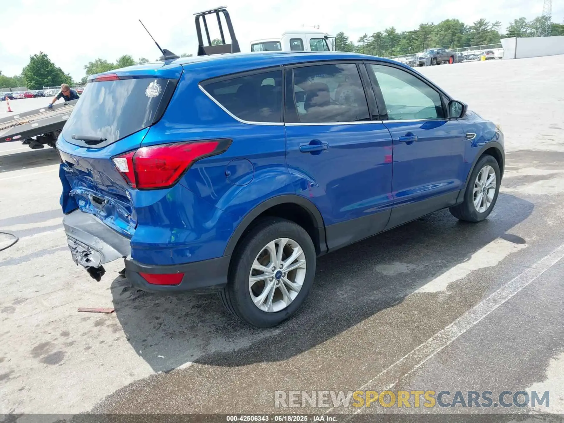 4 Photograph of a damaged car 1FMCU9GD3KUA98088 FORD ESCAPE 2019