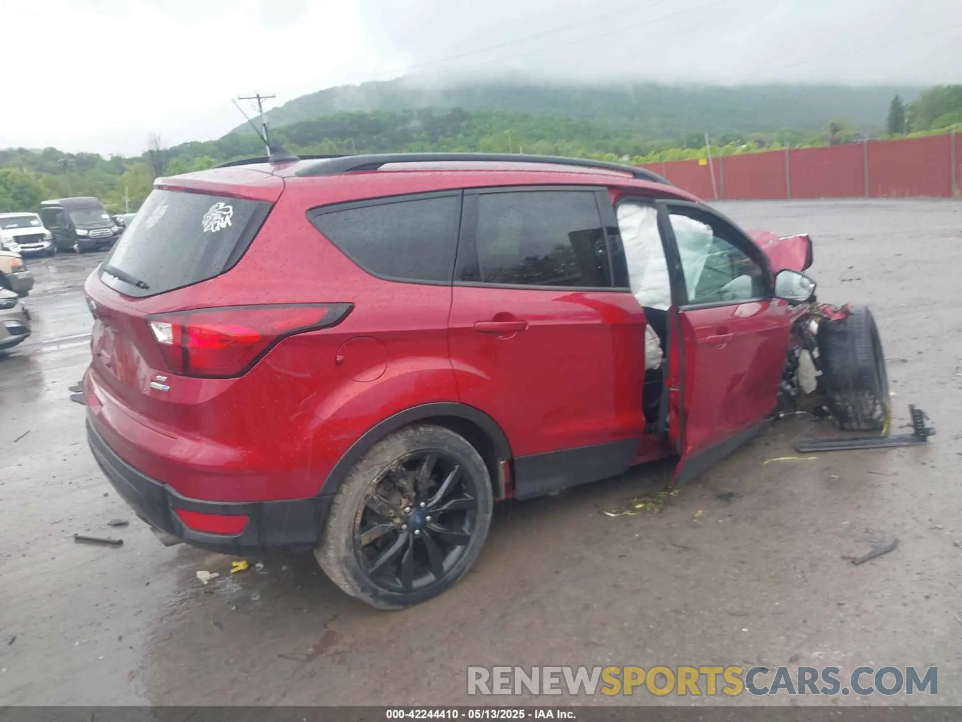 4 Photograph of a damaged car 1FMCU9GD3KUC21145 FORD ESCAPE 2019