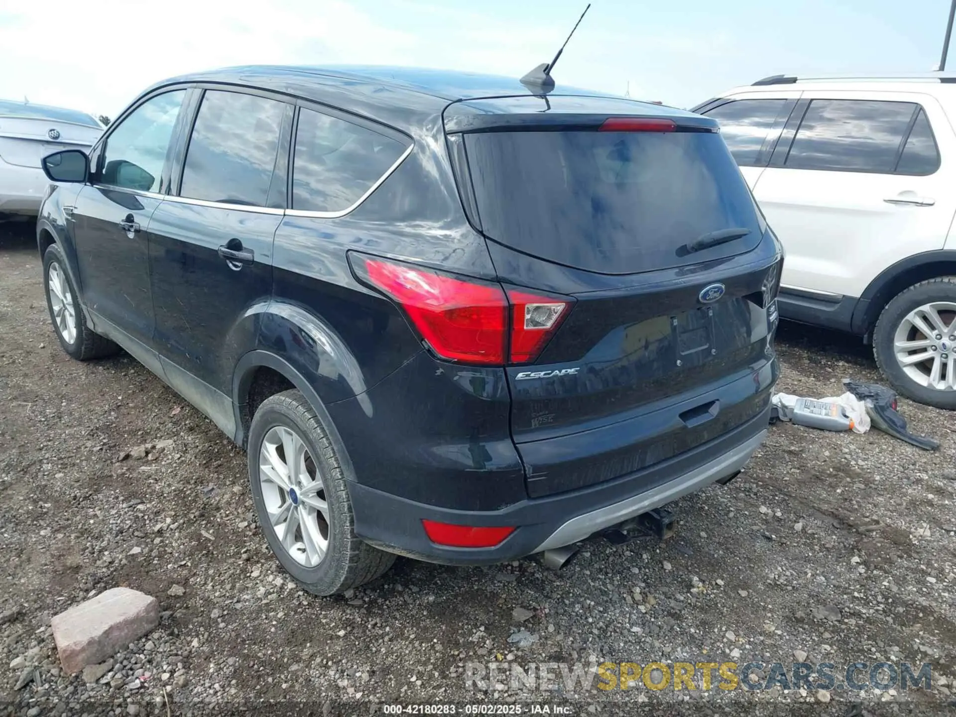 3 Photograph of a damaged car 1FMCU9GD5KUB25307 FORD ESCAPE 2019