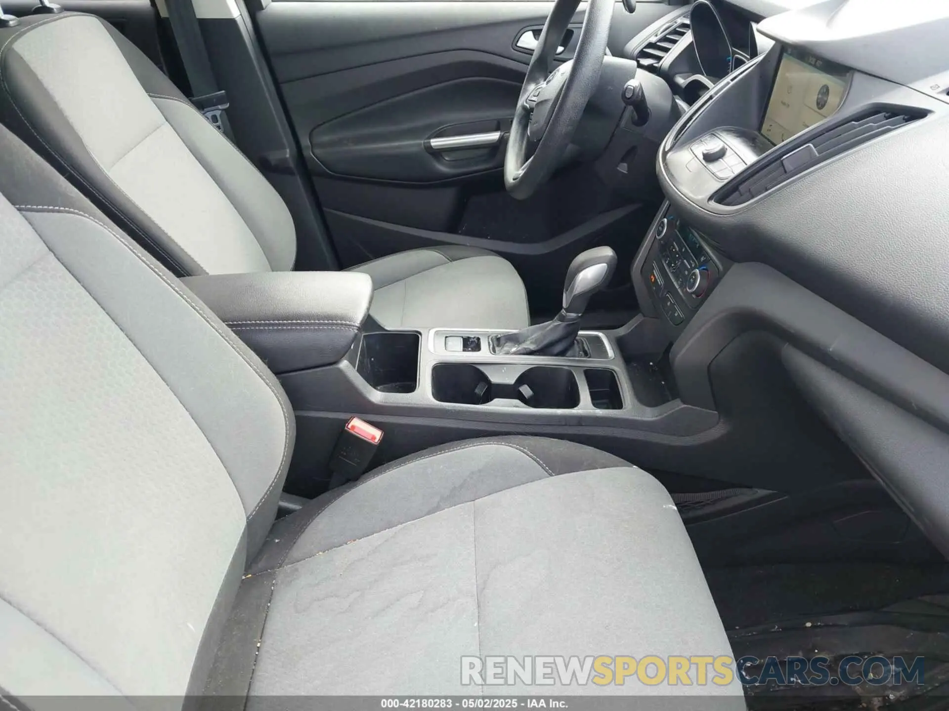 5 Photograph of a damaged car 1FMCU9GD5KUB25307 FORD ESCAPE 2019