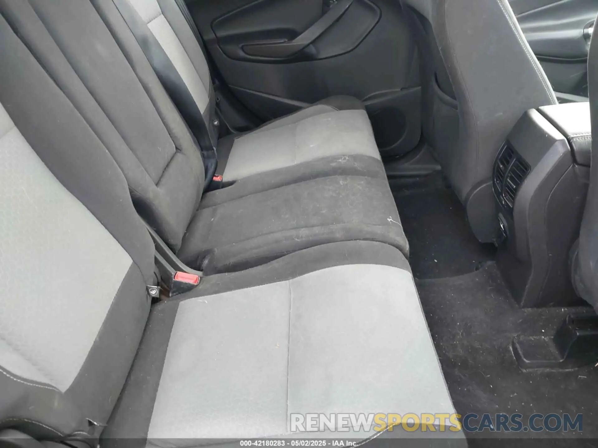 8 Photograph of a damaged car 1FMCU9GD5KUB25307 FORD ESCAPE 2019