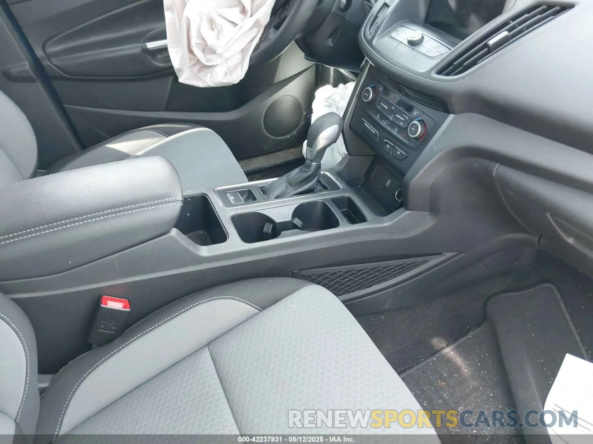 5 Photograph of a damaged car 1FMCU9GD5KUC48900 FORD ESCAPE 2019